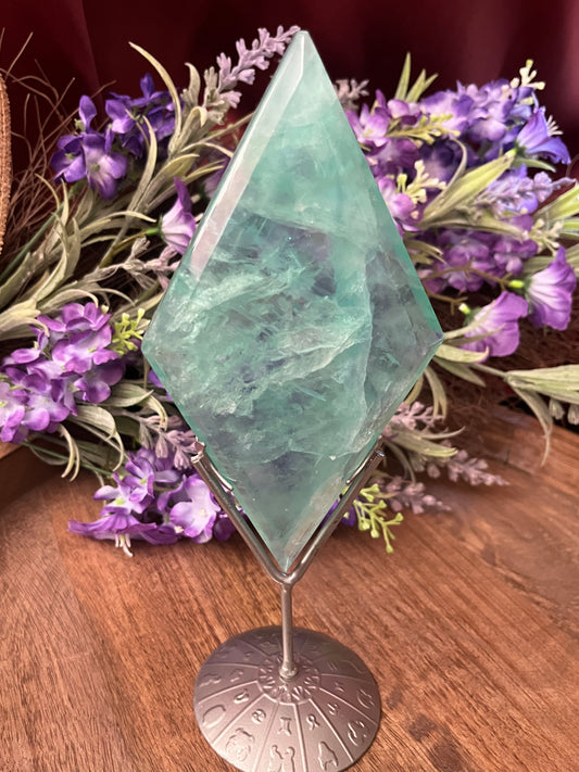 High Quality Green Fluorite Diamond with Silver Stand (LG)